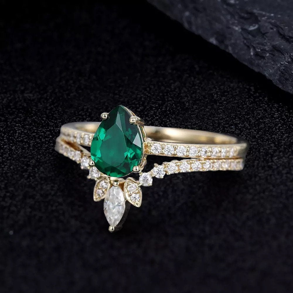 14k Solid Gold Pear Shape Emerald Engagement Ring, Emerald  Wedding Ring, Green gemstone bridal set