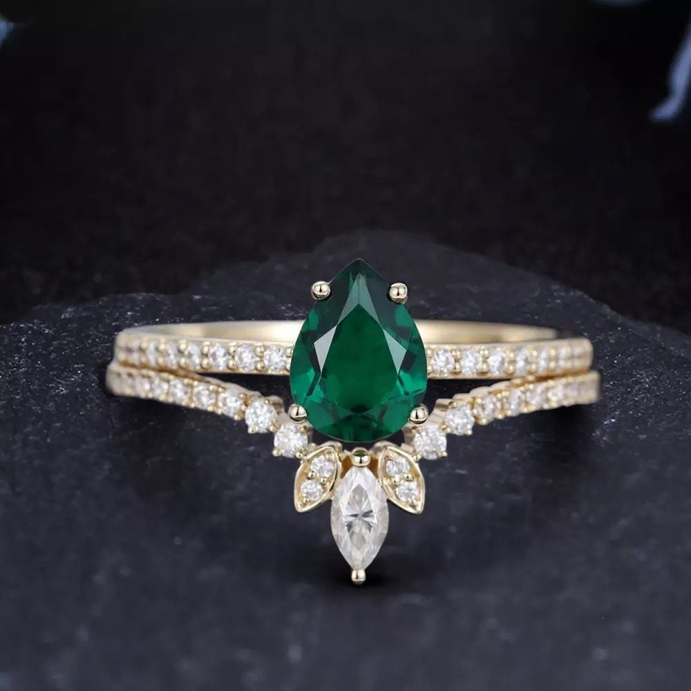 14k Solid Gold Pear Shape Emerald Engagement Ring, Emerald  Wedding Ring, Green gemstone bridal set