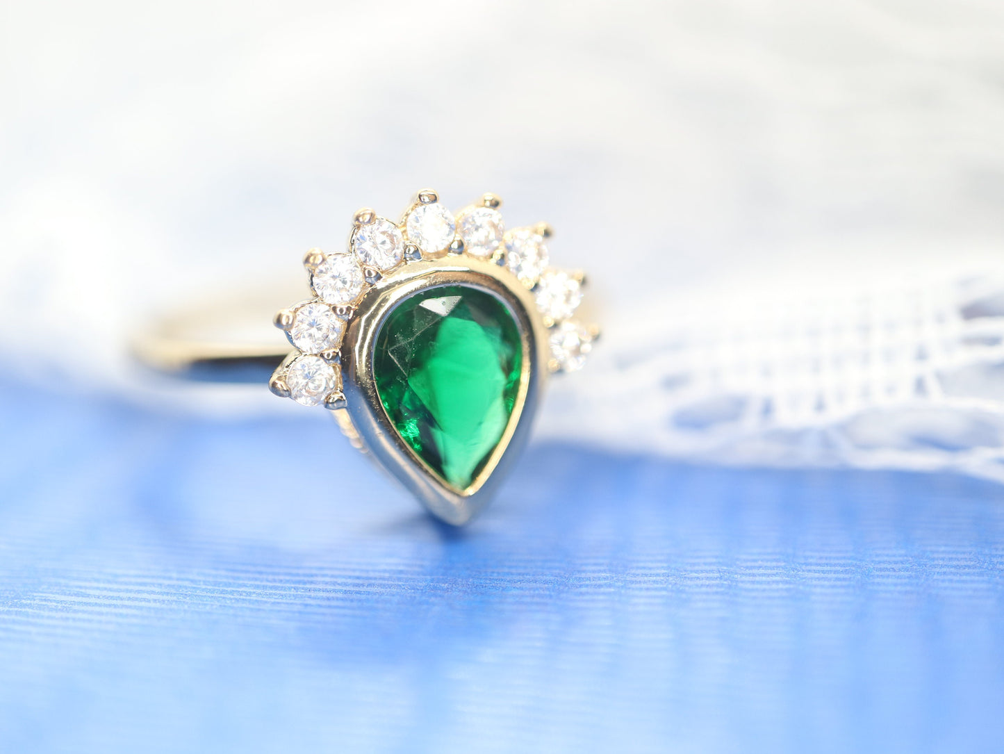 Emerald 14k gold ring,  Pear cut emerald ring, Custer diamond ring,May stone birthstone, Green gemstone, mothers ring, Alternative bride