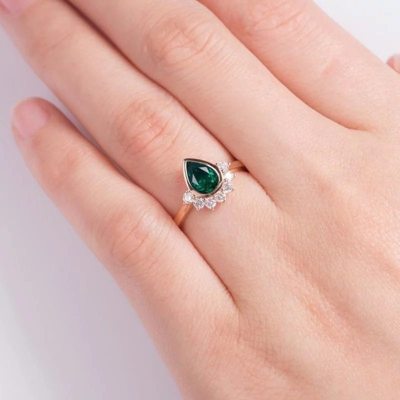 Emerald 14k gold ring,  Pear cut emerald ring, Custer diamond ring,May stone birthstone, Green gemstone, mothers ring, Alternative bride