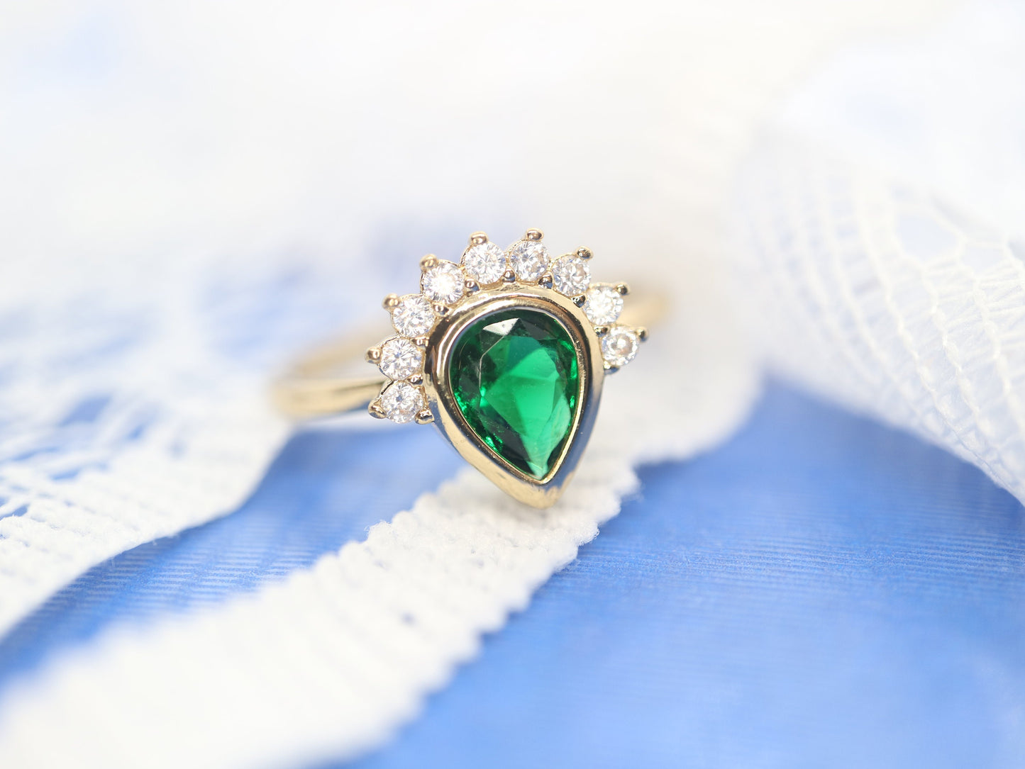 Emerald 14k gold ring,  Pear cut emerald ring, Custer diamond ring,May stone birthstone, Green gemstone, mothers ring, Alternative bride