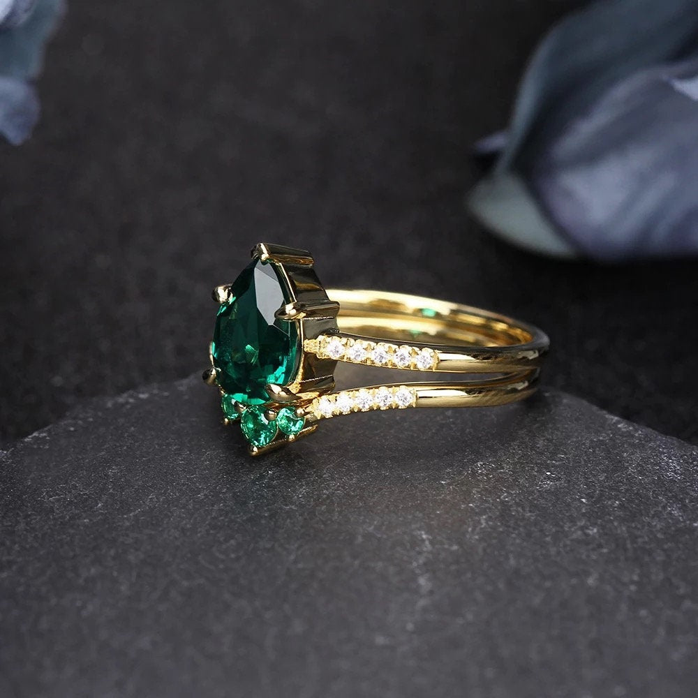 14k Solid gold 1.5ct pear emerald engagement ring, Lab created emerald enagement ring set, Wedding ring set, Anniversary ring set