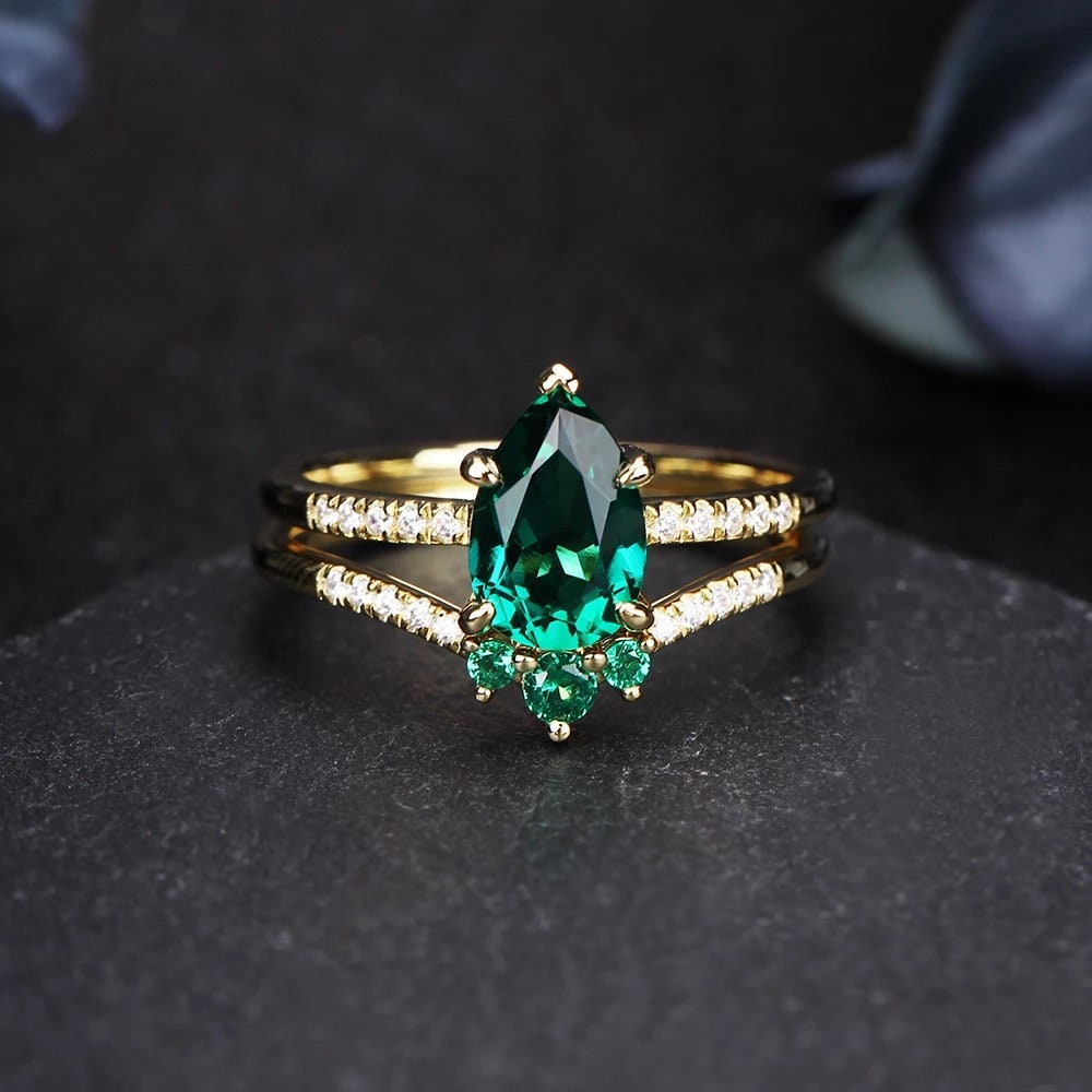 14k Solid gold 1.5ct pear emerald engagement ring, Lab created emerald enagement ring set, Wedding ring set, Anniversary ring set