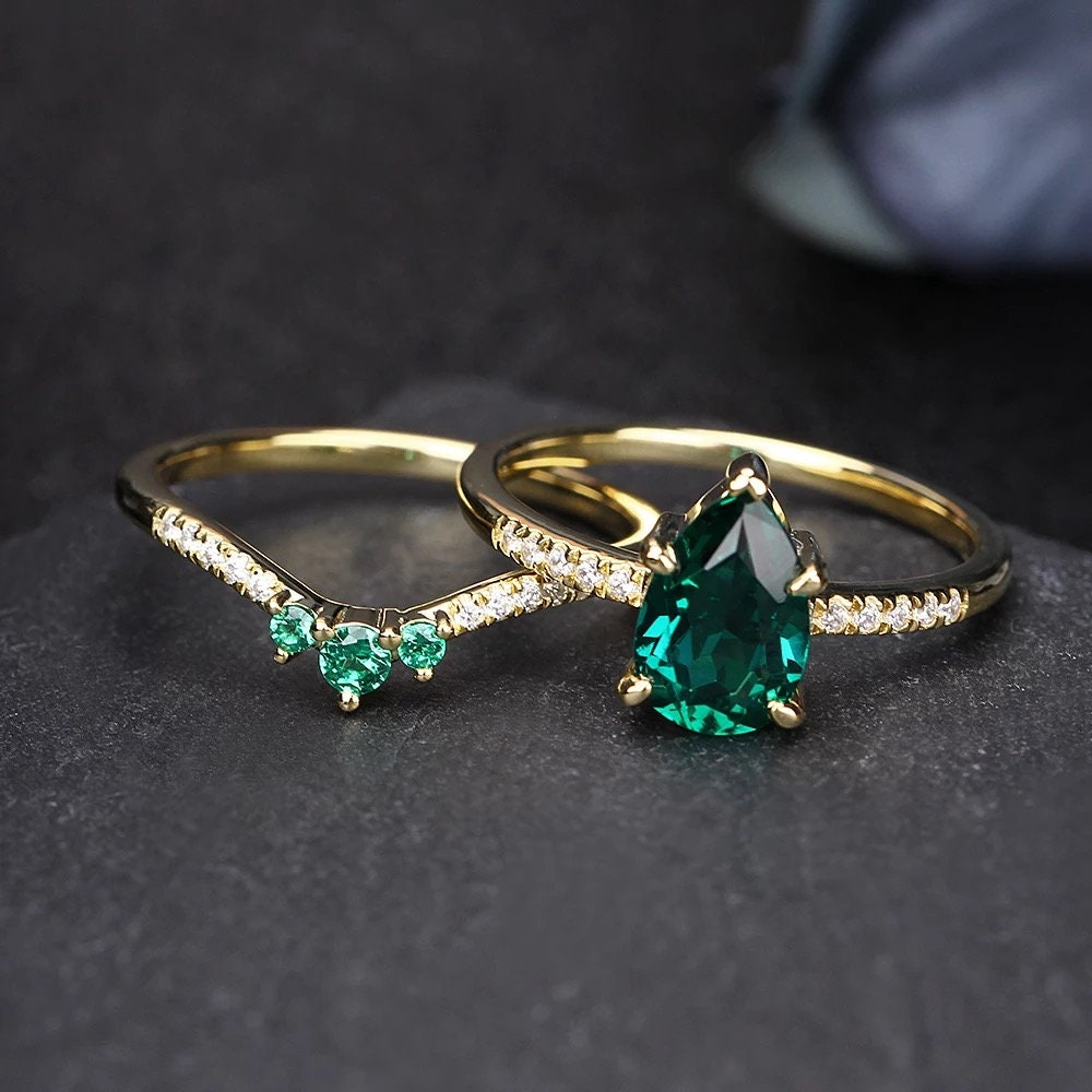 14k Solid gold 1.5ct pear emerald engagement ring, Lab created emerald enagement ring set, Wedding ring set, Anniversary ring set