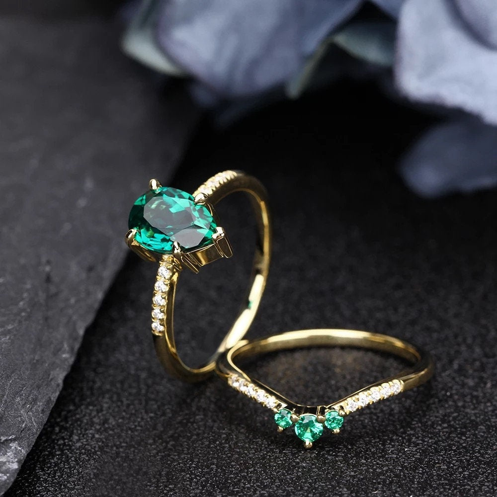 14k Solid gold 1.5ct pear emerald engagement ring, Lab created emerald enagement ring set, Wedding ring set, Anniversary ring set